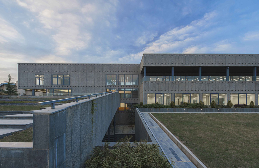 Revitalizing Industrial Architecture: Saman Satellite Office Building in Bumehen
